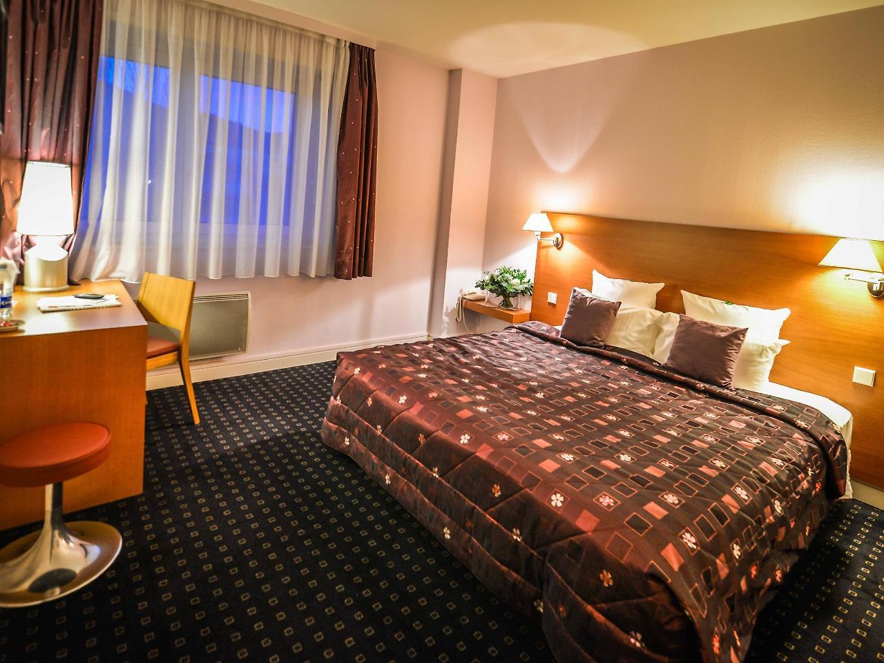 Hotel Restaurant Logis La Palette Wettolsheim Bagian luar foto
