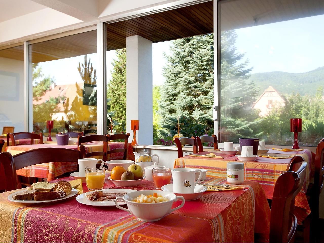 Hotel Restaurant Logis La Palette Wettolsheim Bagian luar foto