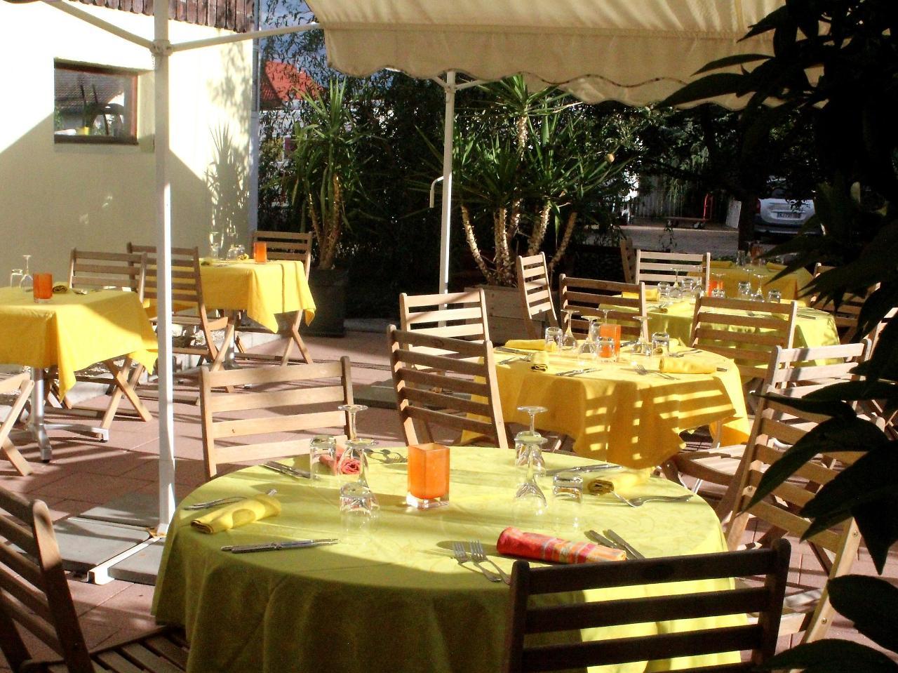 Hotel Restaurant Logis La Palette Wettolsheim Bagian luar foto