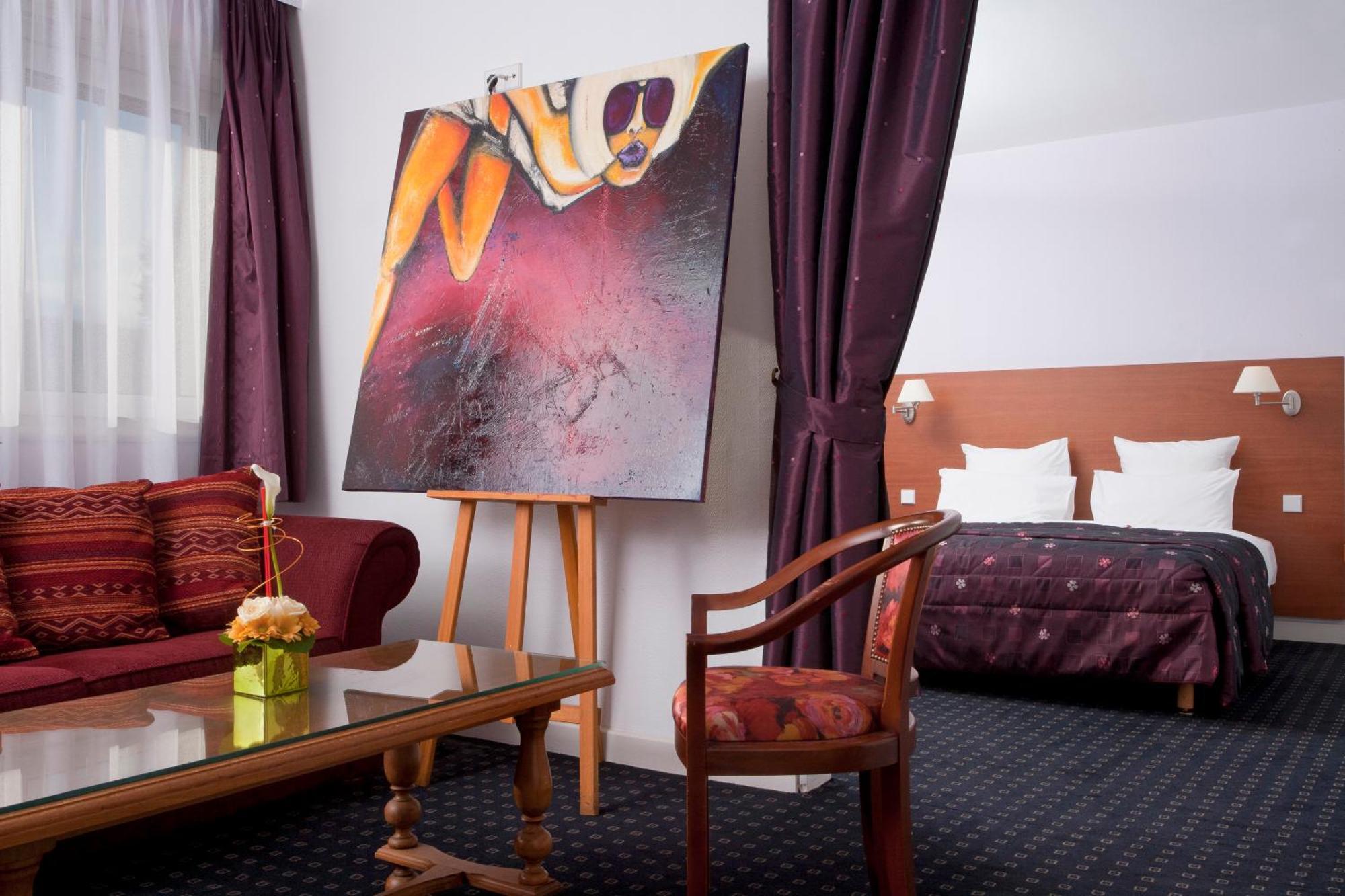 Hotel Restaurant Logis La Palette Wettolsheim Bagian luar foto