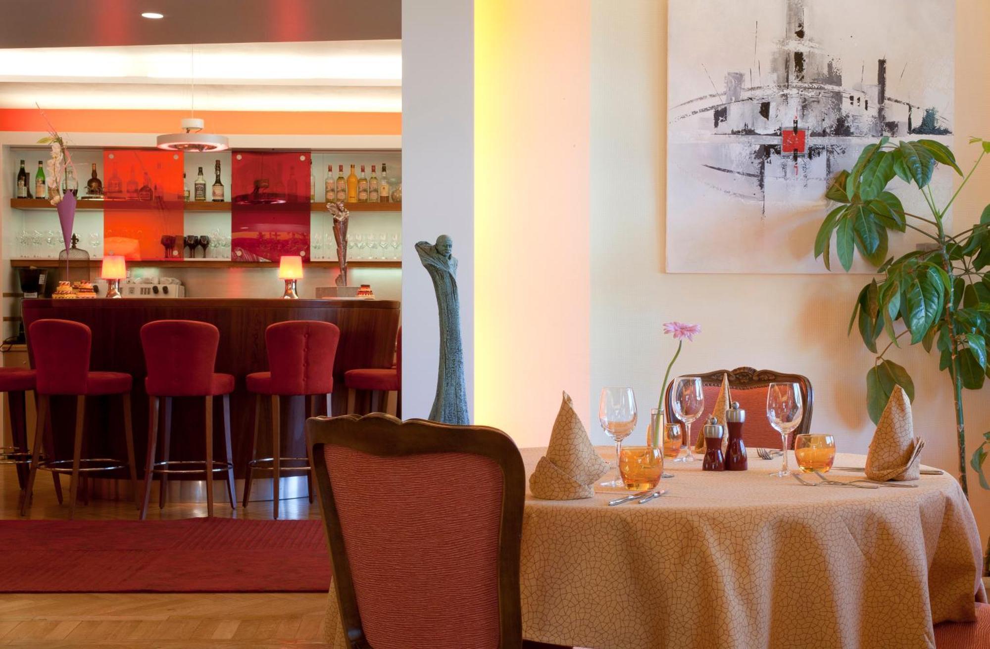 Hotel Restaurant Logis La Palette Wettolsheim Bagian luar foto