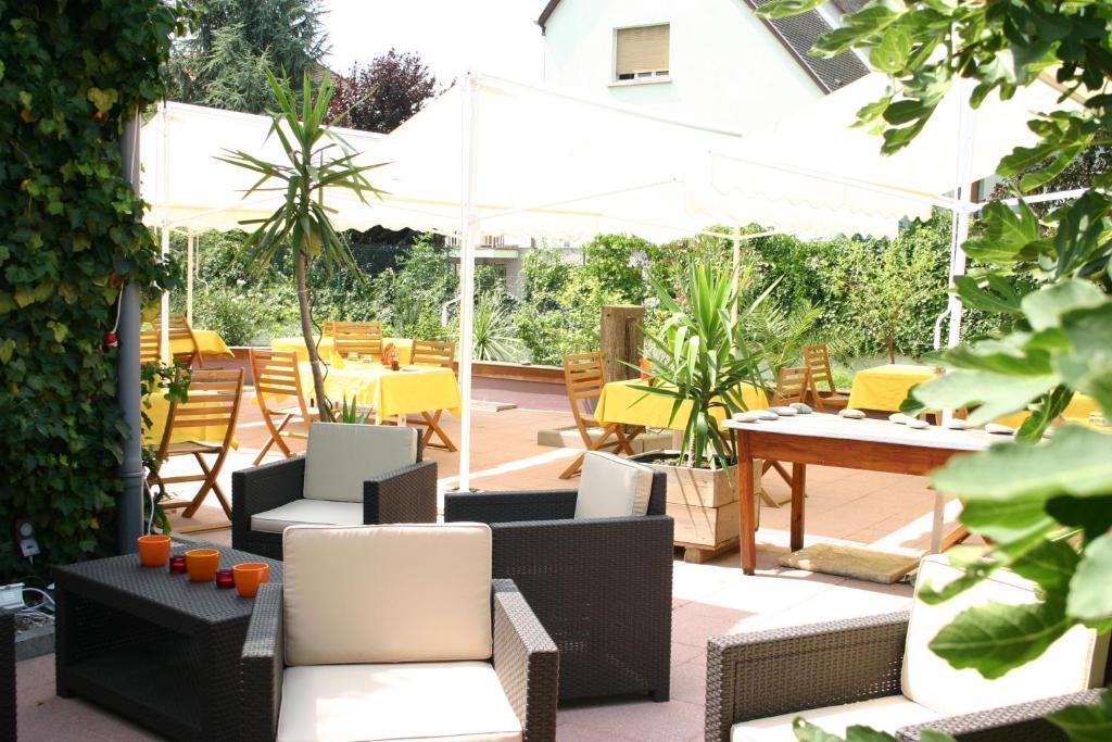 Hotel Restaurant Logis La Palette Wettolsheim Bagian luar foto