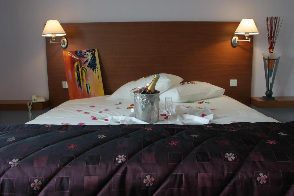 Hotel Restaurant Logis La Palette Wettolsheim Bagian luar foto